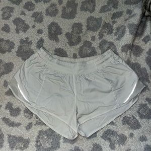 LULU-LEMON HOTTY HOT LOW RISE LINED SHORT 2.5 !!! NEVER WORN LIKE BRAND NEW !!!